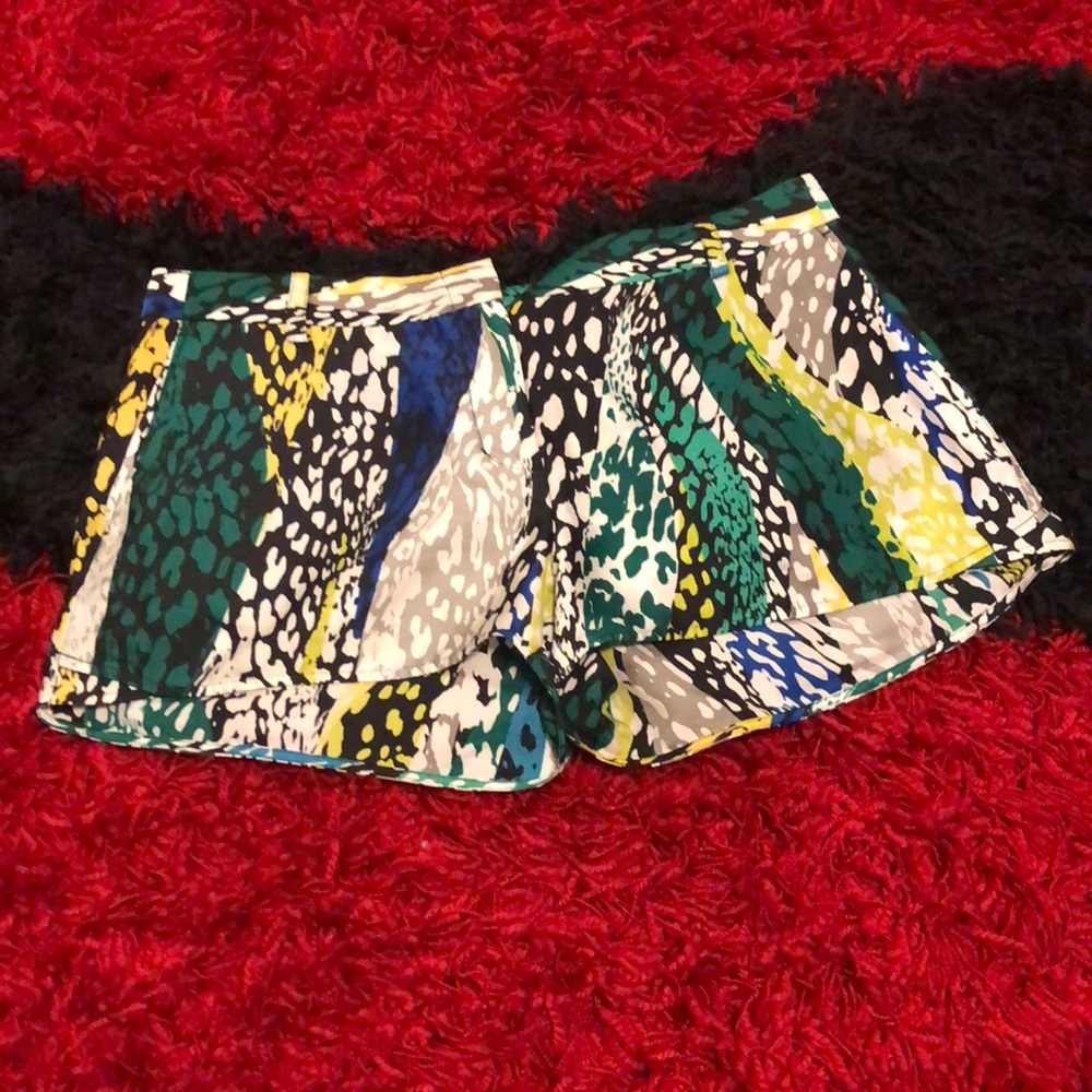 BCBG SHORTS NEW SIZE M
